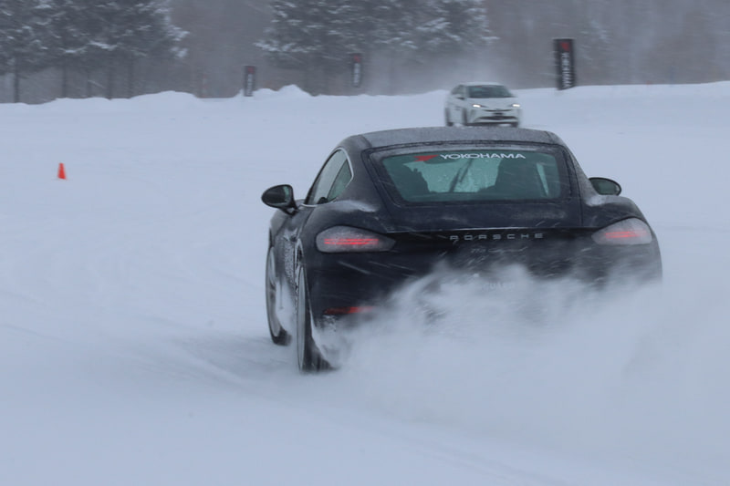 ポルシェ「718 ケイマン」でスラロームや加減速をチェック