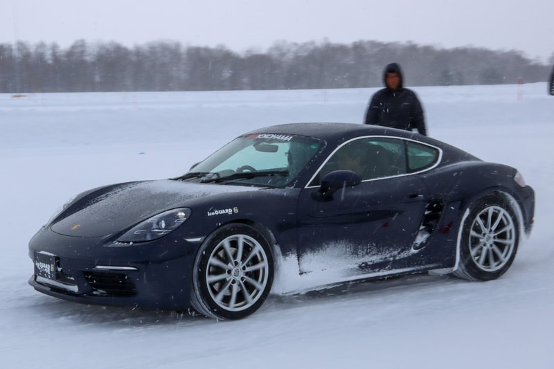 ポルシェ「718 ケイマン」でスラロームや加減速をチェック