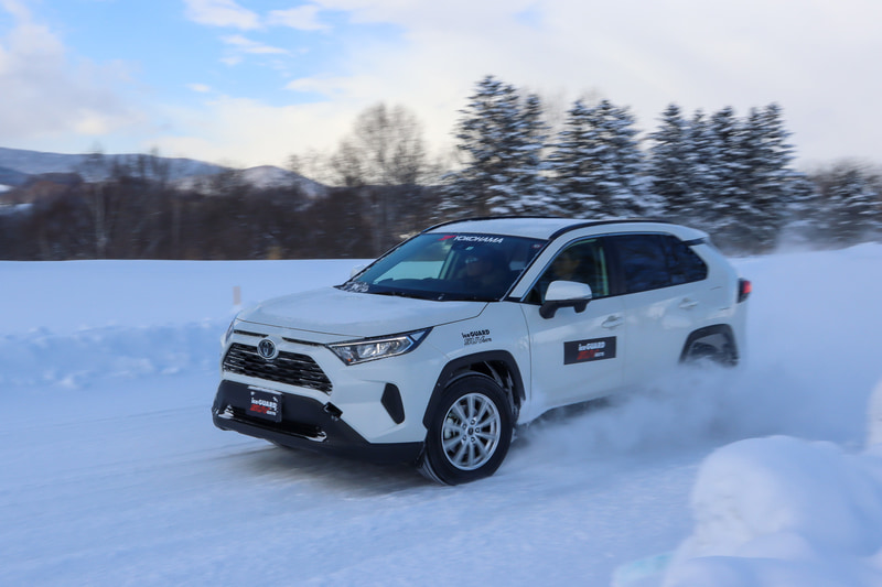 トヨタ「RAV4」ではハンドリングコースを試乗