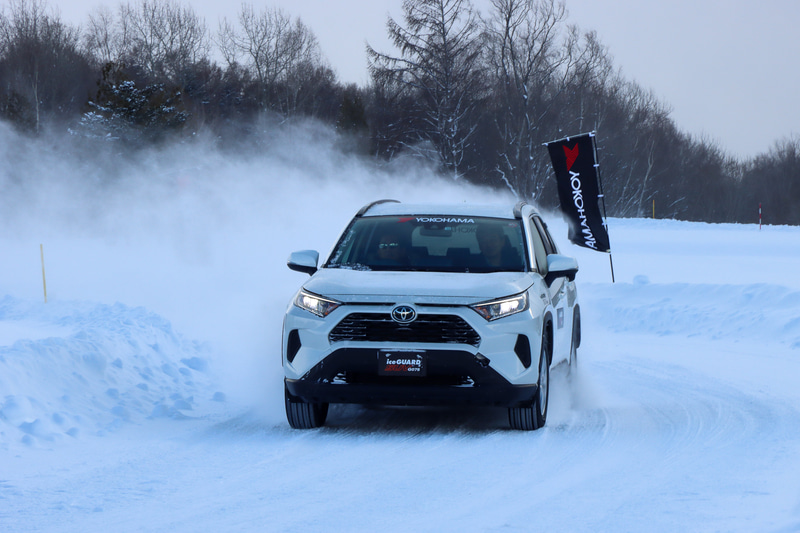 トヨタ「RAV4」ではハンドリングコースを試乗