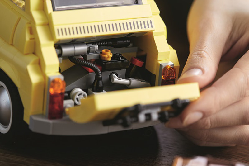 室内やエンジンルームの細部まで再現されている