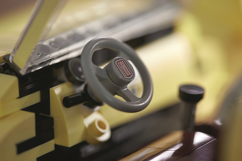 室内やエンジンルームの細部まで再現されている