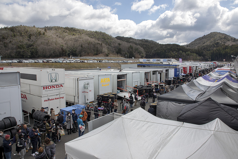 2019年の公式テスト岡山の様子。通常のレース開催時は別途パドックパスが必要となるパドック内に入場料だけで入ることができ、選手や監督からサインをもらったり、サーキットクイーンの撮影会などのイベントも行なわれたが、2020年は新型コロナウイルスの感染拡大を受けて無観客実施となる