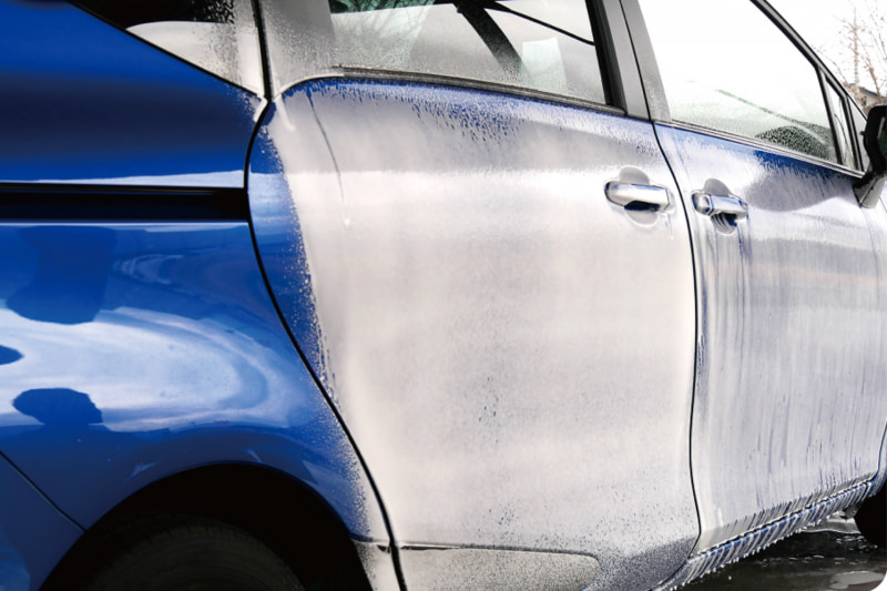 ボディなどにかけたきめ細やかな泡は、すぐに垂れ落ちずその場に留まるので、全体に噴霧したのちに一気に洗い上げることが可能