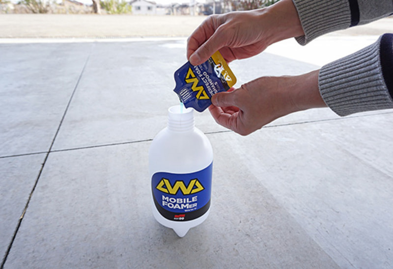 専用シャンプーは新鮮なレモンの香りがほのかに漂い、洗車中の心地よさ・楽しさをより促進する。全塗装色対応でコンパウンド不使用なので、プロが施工したコーティングボディにも使用可能