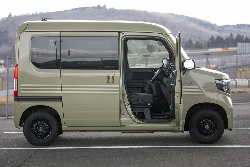 N-VANはほぼ直角までフロントドアが開くので、勢いよく開くとヒンジへの負担が大きい