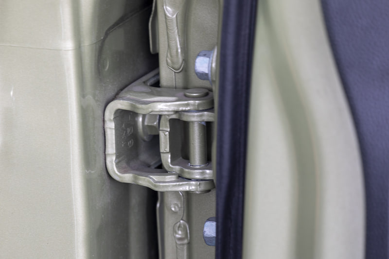 ドアヒンジ部。見た目で曲がっているということはないが、ドアのチリは変わってしまった