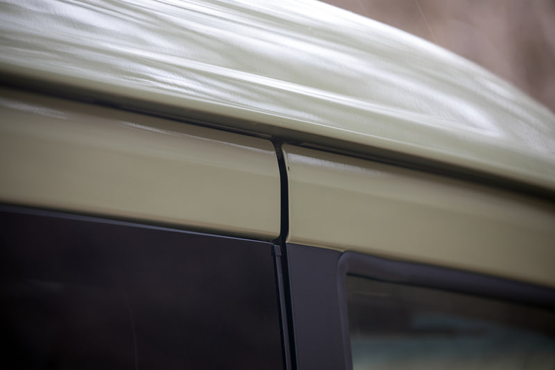 スライドドアと比べると、運転席ドアの上側が多少浮いているのが分かる