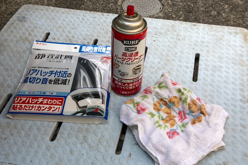風切り音防止テープを貼るのはドア側。まずはパーツクリーナーなどで貼り付け面の脱脂を行なう