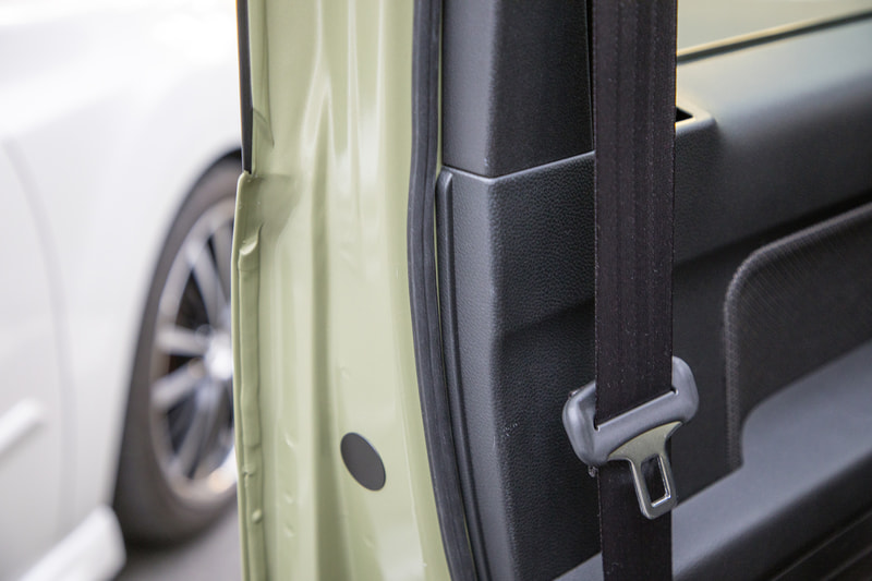 余った分を助手席側のドア一部に貼ってみた。効果は分かりません