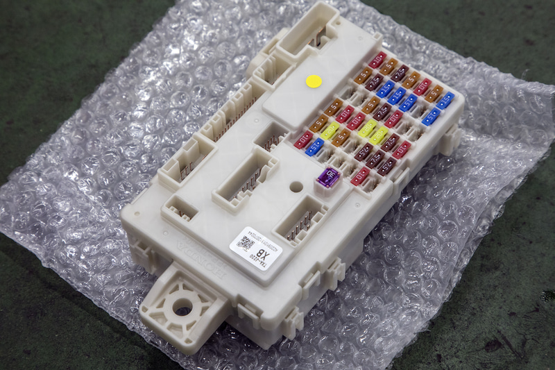 これが交換するヒューズボックス。内部にある後退灯制御リレーに不具合があるそうだ。リレーのみではなくヒューズボックスごと交換する