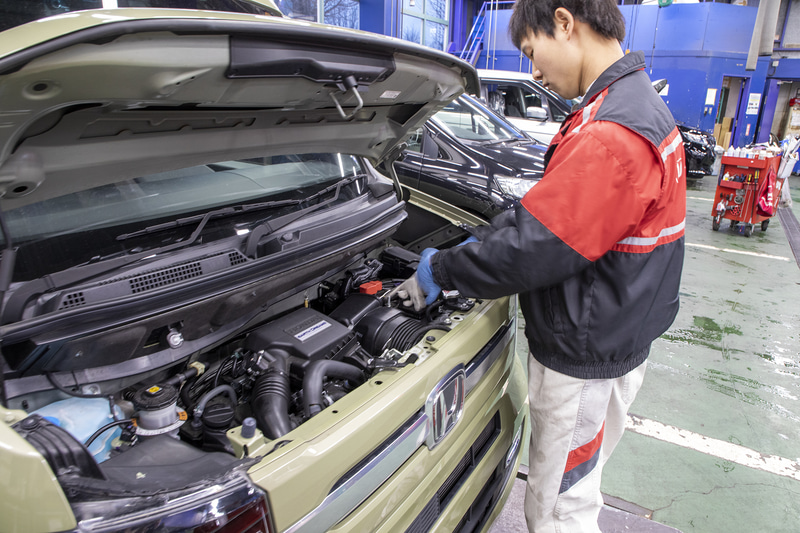 まずはバッテリーのマイナス端子を外す