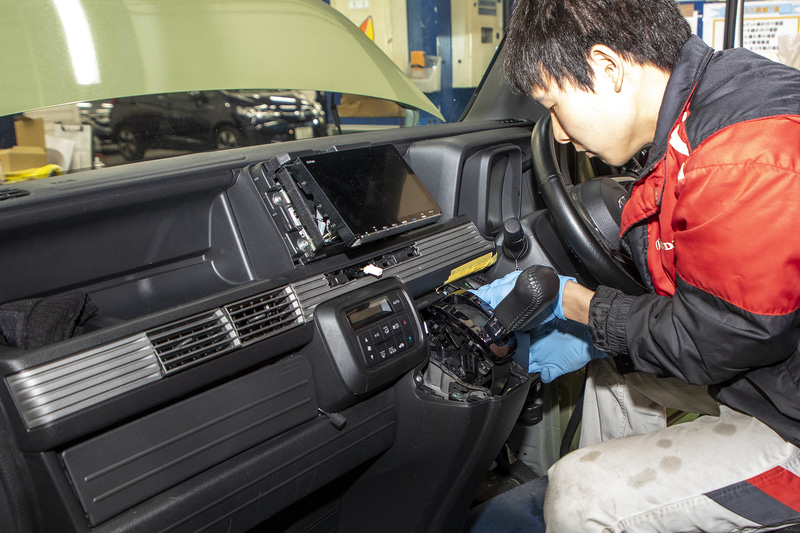 ヒューズボックスを交換するため、インパネの一部も取り外す