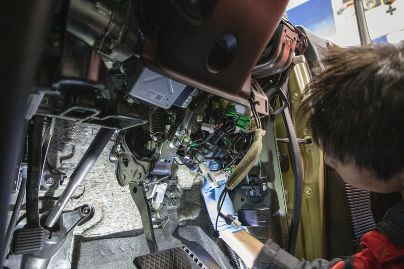 DIY派の人は分かるだろうが、足下からのぞき込んで腕を上げた状態での作業は、膝も腰も首も腕もキツい。しかもカプラーは固いし、配線やステーで手が痛いなど、メカニックさんは大変なのだ