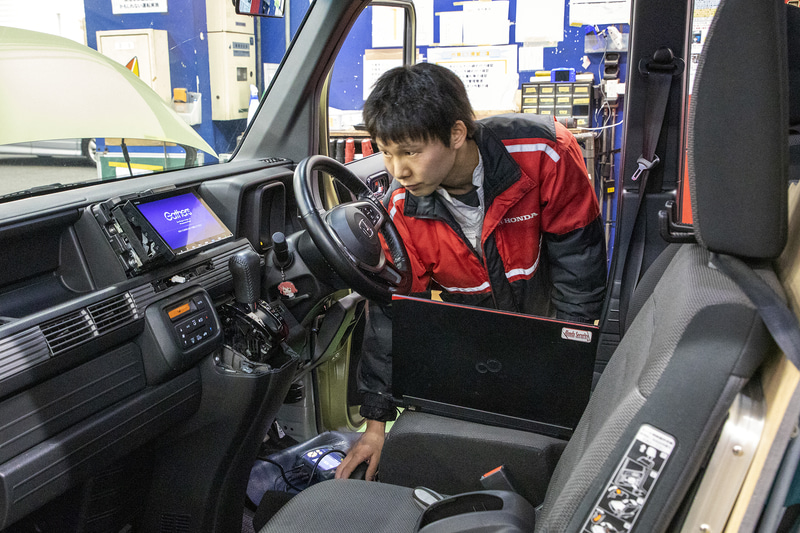 交換後に故障診断器を接続し、PC上で動作状況をチェック。異常がなければ作業は終了だ。この後に洗車もしてくれて、入庫時間は合わせて約1時間半だった