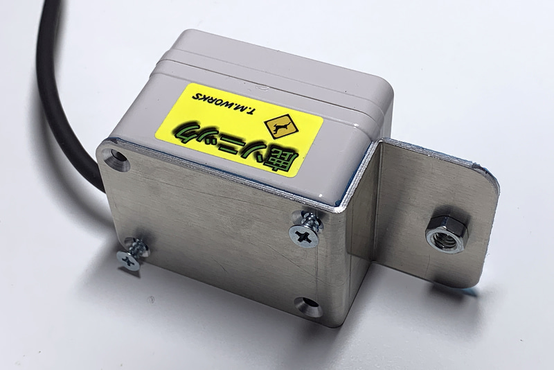 こちらは前回紹介したT.M.WORKSの「鹿ソニック」。N-VANのナンバープレート横に取り付けるためのステーができあがってきた。2月は時間がなくて軽自動車検査協会に相談に行けなかったので、3月には行ってみようと思う