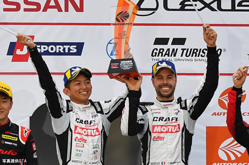 CRAFTSPORTS MOTUL GT-R（画像は2019年シリーズ）。2019年のSUPER GT第7戦「SUGO GT 300km RACE」にて、GT500クラスを制した平手晃平選手、フレデリック・マコヴィッキ選手