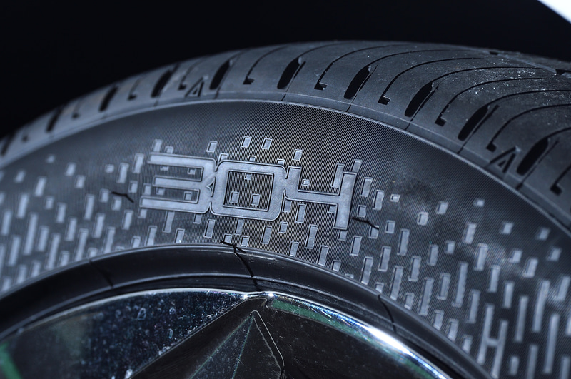 VEURO VE304ではノイズの発生源となる溝とピッチ配列を最適化。主溝に「3D波型グルーブ」を新採用し、溝を流れる気流をコントロールすることで従来モデルの「ビューロ VE303」と比べ、パターンノイズを24％低減することに成功。さらに剛性の異なる素材をより合わせた「ハイブリッドバンド」をトレッド部に配置することでタイヤの振動を抑制し、ロードノイズを29％低減させたという