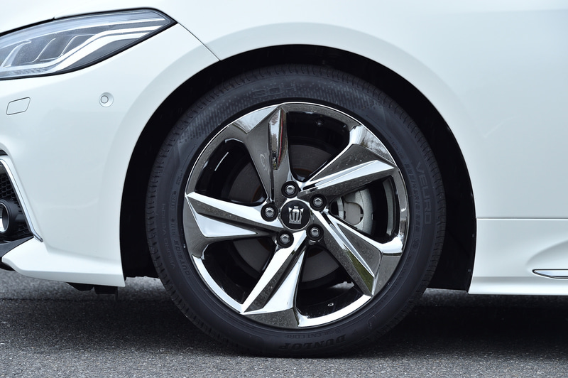 3月1日から順次発売されたダンロップ（住友ゴム工業）の新プレミアムコンフォートタイヤ「VEURO VE304」。高い静粛性能と操縦安定性を兼ね備えたタイヤで、ウェットグリップ性能では展開する64サイズ中のうち63サイズでラベリング最高グレードの「a」を達成している。今回はトヨタ自動車「クラウン RS」に装着してその実力を試した