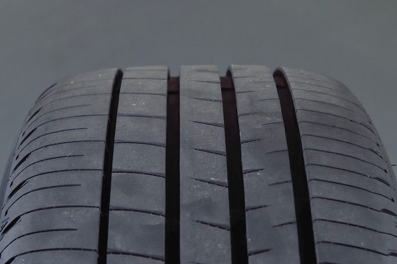 VEURO VE304ではノイズの発生源となる溝とピッチ配列を最適化。主溝に「3D波型グルーブ」を新採用し、溝を流れる気流をコントロールすることで従来モデルの「ビューロ VE303」と比べ、パターンノイズを24％低減することに成功。さらに剛性の異なる素材をより合わせた「ハイブリッドバンド」をトレッド部に配置することでタイヤの振動を抑制し、ロードノイズを29％低減させたという