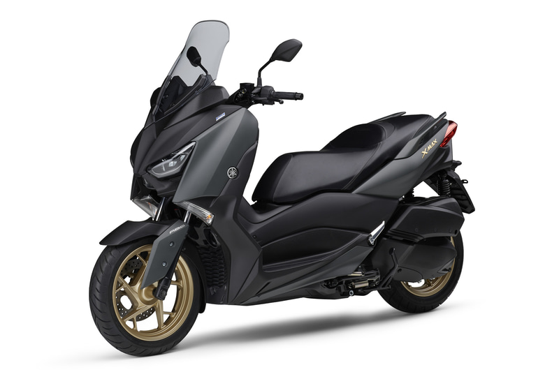 新たに追加された「マットグリーニッシュグレー」はグリーンがかった基本色を採用