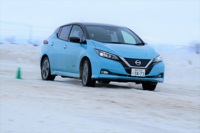 リーフ e＋は、従来の40kWhから大幅増となる62kWhの高性能バッテリーを搭載。さらに最高出力は45％増の160kW、最大トルクは6％増の340Nmを発生。車体やシャシー、ステアリングなども専用に手当てされており、雪上での走りも向上