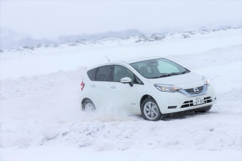 滑りやすい雪道でも電子制御のおかげでスムーズな走行ができた