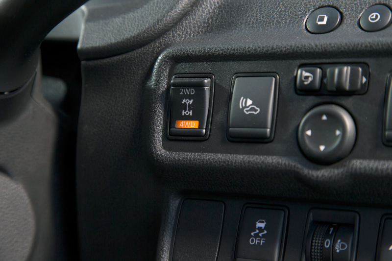 2WDと4WDの切り替えは手元のスイッチでワンタッチで完了