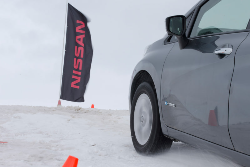 多数のメディアが走行したことで、かなり磨かれた場所があった