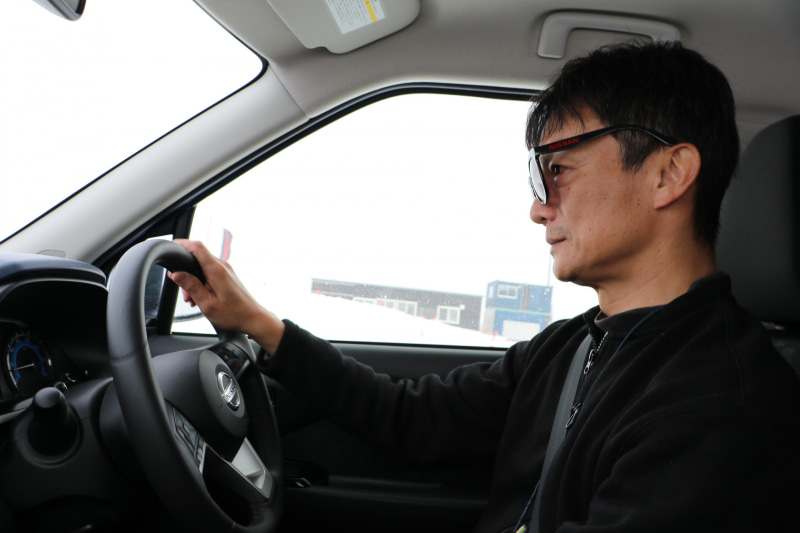 VDCのON/OFFはステアリングにあるスイッチで行ない、確認はメーターの真ん中でできる