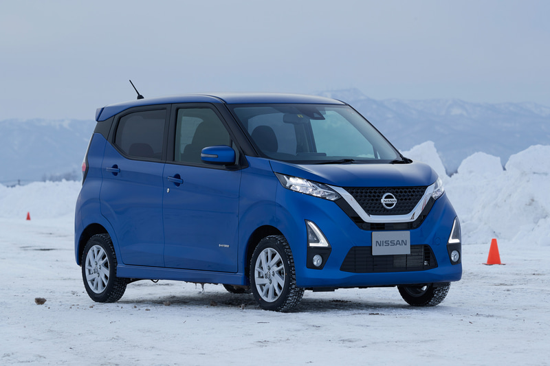 VDCのON/OFFはステアリングにあるスイッチで行ない、確認はメーターの真ん中でできる