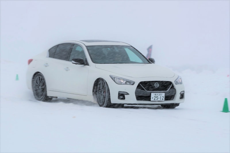 「400R」を名乗る話題の走り系のスカイライン。最高出力405PS/6400rpm、最大トルク475Nm/1600-5200rpmを発揮する専用チューンの「VR30DDTT」型エンジンは高出力化とハイレスポンスを両立