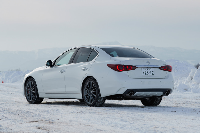 センターコンソール後方のシーソースイッチでドライブモードを選択可能