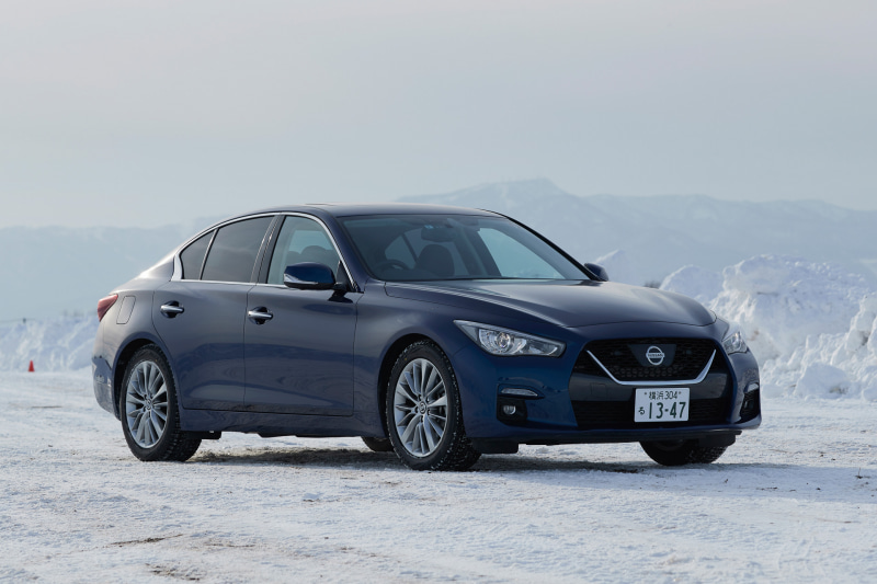 スカイラインの標準仕様に搭載されるVR30DDTT型エンジンは最高出力304PS/6400rpm、最大トルク400Nm/1600-5200rpmを発生。なお、スカイラインのガソリン車に4WDは未設定だがハイブリッドには設定されている