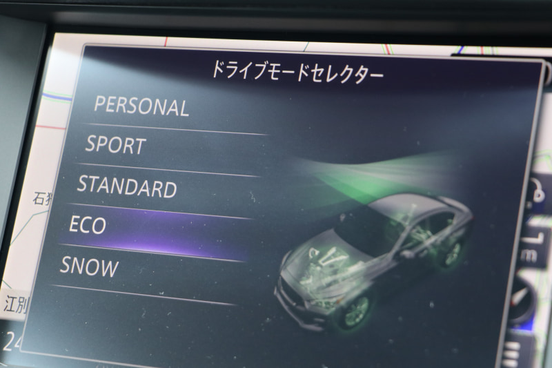 スカイラインの標準仕様に搭載されるVR30DDTT型エンジンは最高出力304PS/6400rpm、最大トルク400Nm/1600-5200rpmを発生。なお、スカイラインのガソリン車に4WDは未設定だがハイブリッドには設定されている