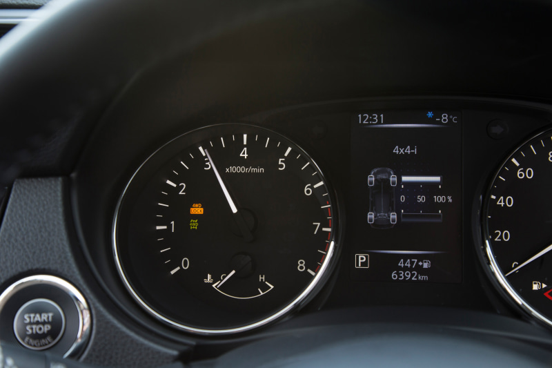 インテリジェント 4×4は、AUTOモードでは各種センサーの情報から4WDコンピューターが走行状況に応じて100：0から約50：50で前後トルクを自動的に配分。LOCKモードでは約50：50に固定して走破性を高める