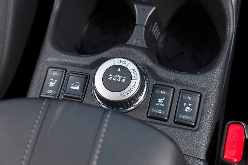 インテリジェント 4×4は、AUTOモードでは各種センサーの情報から4WDコンピューターが走行状況に応じて100：0から約50：50で前後トルクを自動的に配分。LOCKモードでは約50：50に固定して走破性を高める