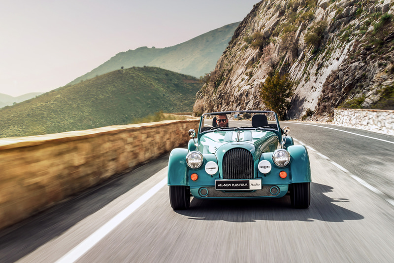 モーガン PLUS Fourは6速MTと8速ATを選択可能。約1tの車重と255HPを発生するBMW製エンジンの組み合わせで爽快な走りを実現する