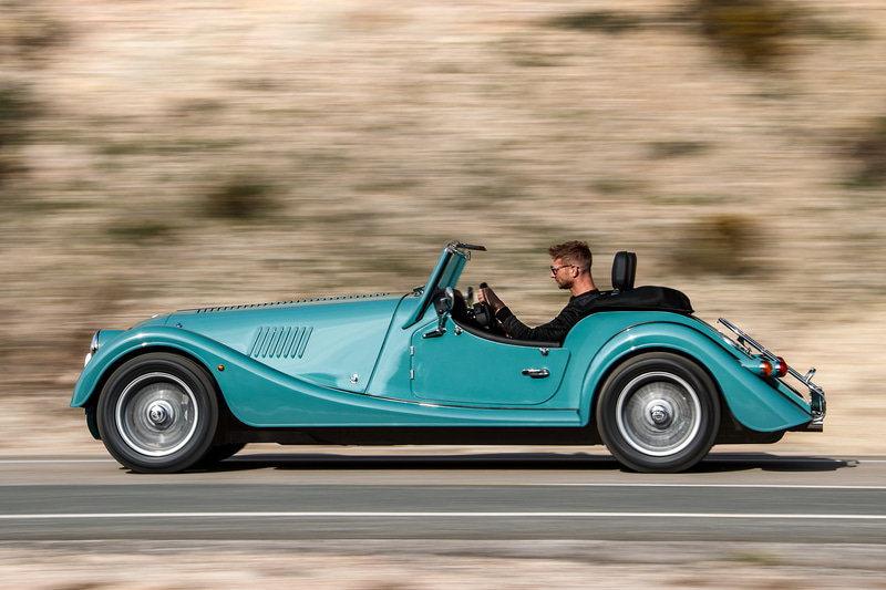 モーガン PLUS Fourは6速MTと8速ATを選択可能。約1tの車重と255HPを発生するBMW製エンジンの組み合わせで爽快な走りを実現する