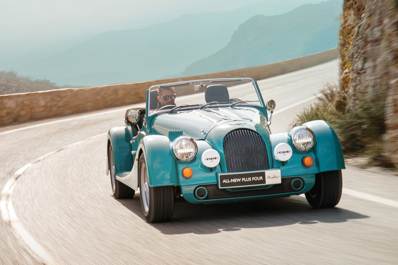 モーガン PLUS Fourは6速MTと8速ATを選択可能。約1tの車重と255HPを発生するBMW製エンジンの組み合わせで爽快な走りを実現する