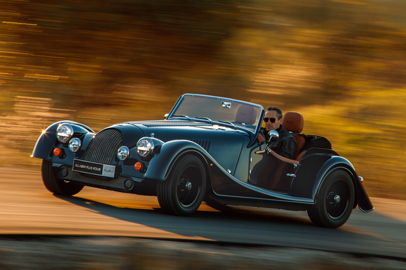 モーガン PLUS Fourは6速MTと8速ATを選択可能。約1tの車重と255HPを発生するBMW製エンジンの組み合わせで爽快な走りを実現する