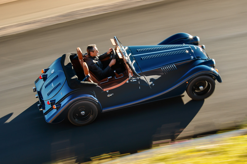 モーガン PLUS Fourは6速MTと8速ATを選択可能。約1tの車重と255HPを発生するBMW製エンジンの組み合わせで爽快な走りを実現する