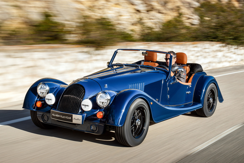 モーガン PLUS Fourは6速MTと8速ATを選択可能。約1tの車重と255HPを発生するBMW製エンジンの組み合わせで爽快な走りを実現する