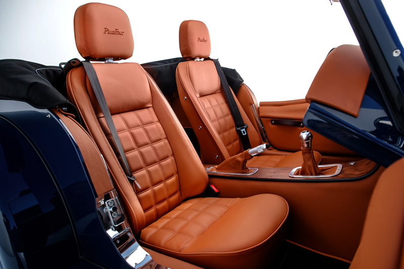 ボディカラーに合わせてシートやカーペットのレザー・ペイントを変更するオプションも用意