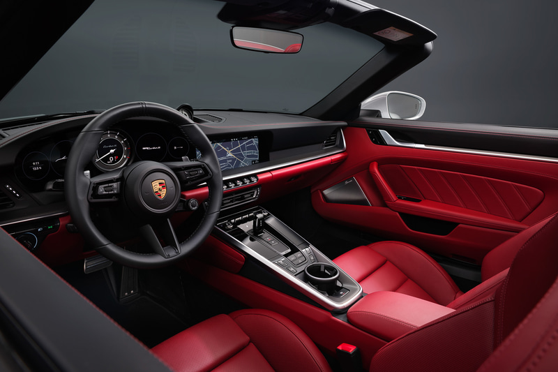 スポーティな高級感を演出するフルレザーインテリアなどを採用。18ウェイスポーツシートには、911シリーズ初のターボモデル「タイプ 930」に敬意を表するステッチも施される