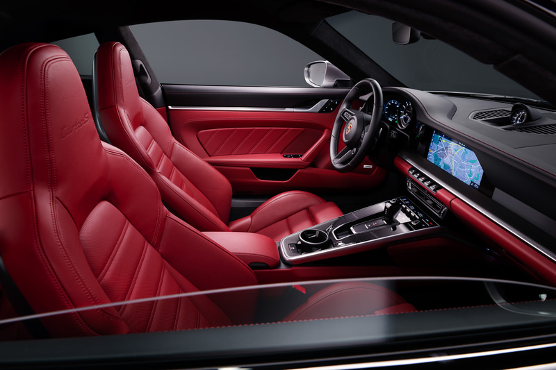 スポーティな高級感を演出するフルレザーインテリアなどを採用。18ウェイスポーツシートには、911シリーズ初のターボモデル「タイプ 930」に敬意を表するステッチも施される