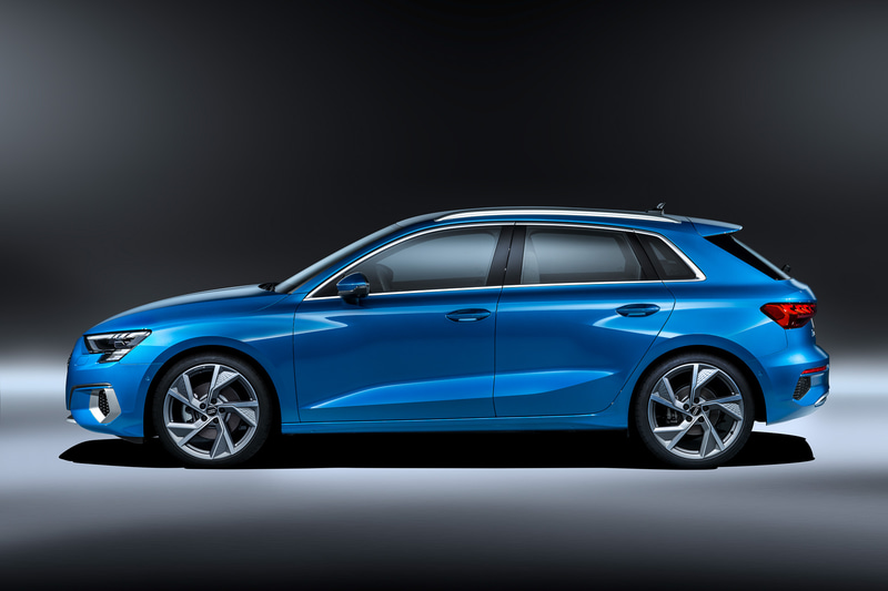 幅広のシングルフレームやフロントエンドの大きなエアインレットでダイナミックさを際立たせ、3×5配列のセグメントで構成された「マトリクスLEDヘッドライト」で個性を強調