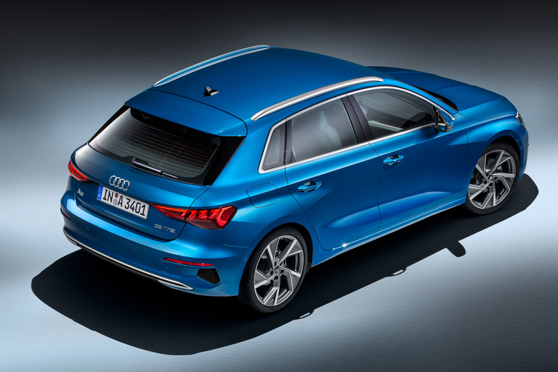 幅広のシングルフレームやフロントエンドの大きなエアインレットでダイナミックさを際立たせ、3×5配列のセグメントで構成された「マトリクスLEDヘッドライト」で個性を強調