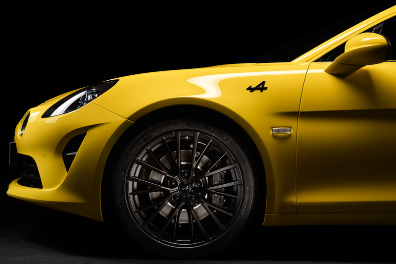 アルピーヌ A110 カラーエディション 2020の外観。ボディカラーに「ジョン トゥルヌソル」（イエロー）を採用する