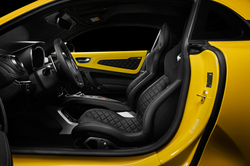 アルピーヌのロゴステッチやドアパネルなどがイエローになっている